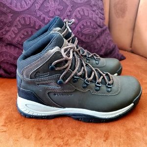 Columbia Women's Newton Ridge Plus Hiking Boots